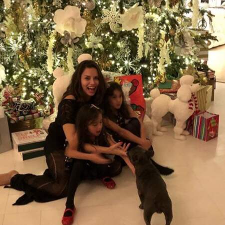 Adriana Lima, ses filles, leur vrai chien et un faux chien ont posé sous le sapin. 