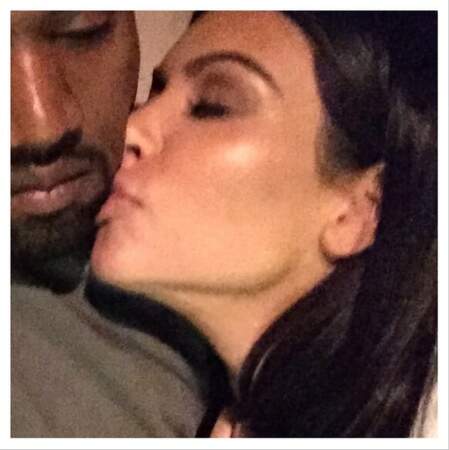Alors que Kim Kardashian s'amuse à prendre Kanye en photo pendant qu'il dort. Pas sûr qu'il apprécie