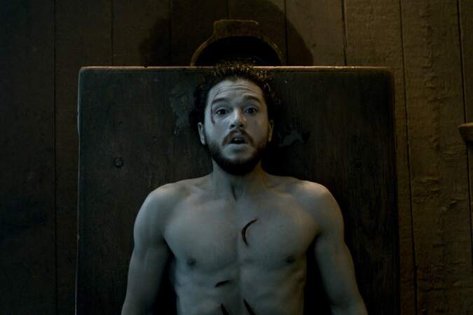 Dans la saison 6 de Game of Thrones, Jon Snow revient à la vie grâce à Melisandre ! 