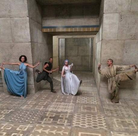 Emilia Clarke et ses collègues s'éclatent sur le tournage de Game of Thrones. On adore.