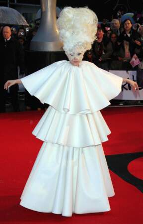 2010 : aux Brit Awards, un look entre chandelier et Marie-Antoinette