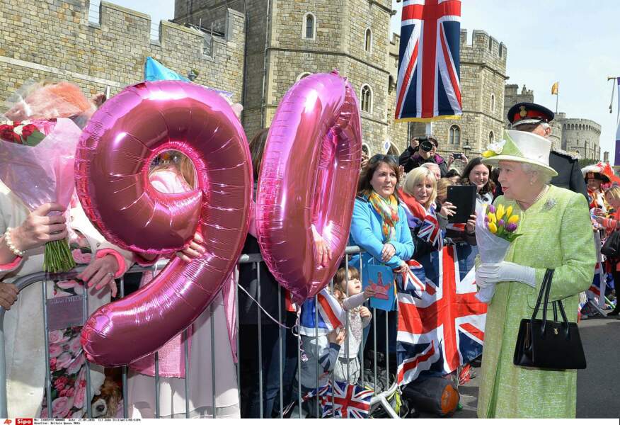 Le 21 avril, jour de ses 90 ans, premier bain de foule à Windsor. Happy Birthday Queenie !