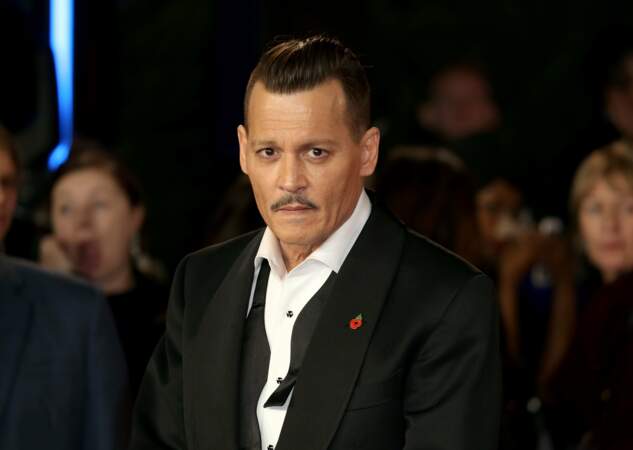 Johnny Depp arbore une moustache comme dans le film de Kenneth Branagh