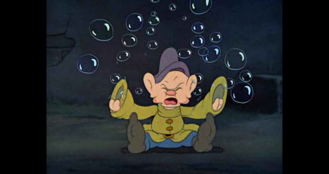 Dans Blanche-Neige, quand Simplet fait des bulles de savon, elles ont curieusement une tête de Mickey