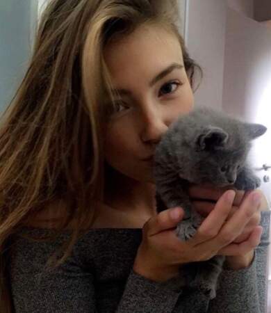 Lorena aime aussi les animaux ! Trop mignonne avec le petit chaton 