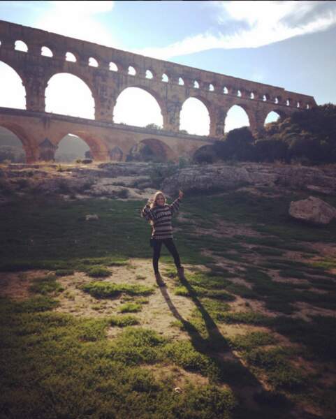 La voici devant le Pont du Gard