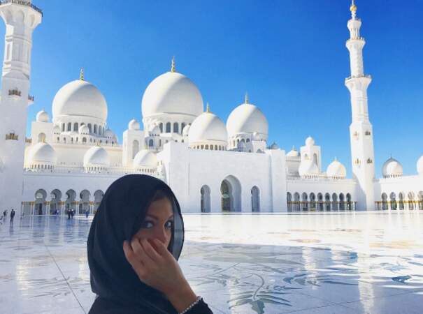Iris Mittenaere a fait la touriste à Abu Dhabi. 