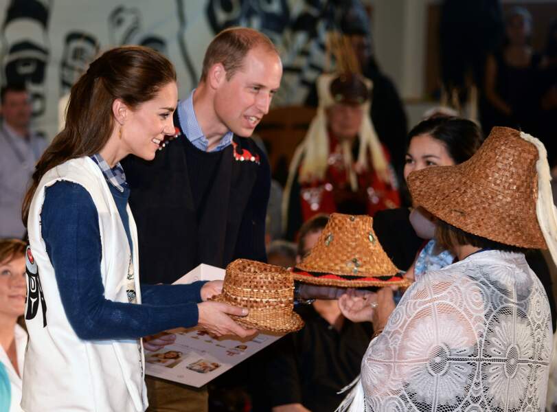 Le duc et la duchesse reçoivent  avec plaisir les cadeaux de la communauté