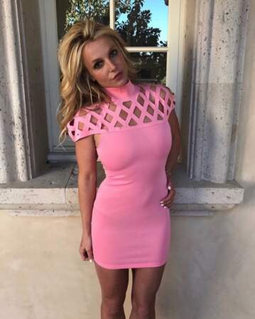 Des trous et du rose bonbon : Britney Spears avait trop envie de nous montrer sa nouvelle petite robe. 