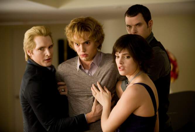 Jackson Rathbone (au milieu sur la photo) est Jasper Hale dans les films Twilight