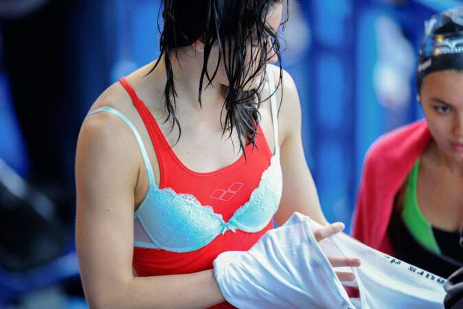 Championnats de natation : cette sportive a une drôle de façon de se rhabiller, non ? 