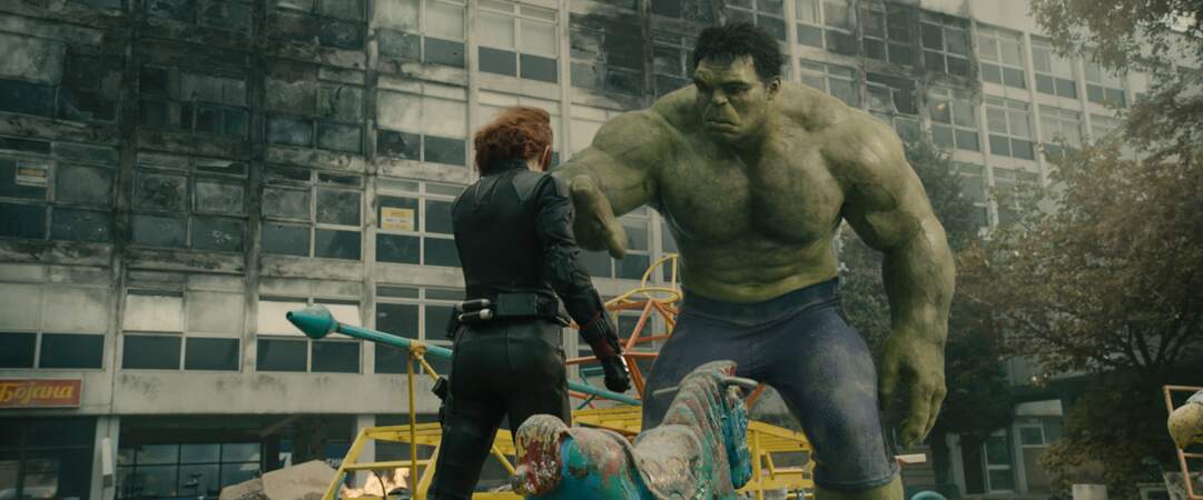 Avec un monstre colérique : Scarlett Johannson et Mark Ruffalo, alias Hulk dans Avenvers : l'ère d'Ultron