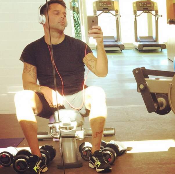 Du sport en musique : c'est la routine du chanteur Ricky Martin. 
