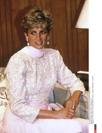 Lors d'une réception en son honneur au Pakistan, Diana porte une robe aux impressions cachemire