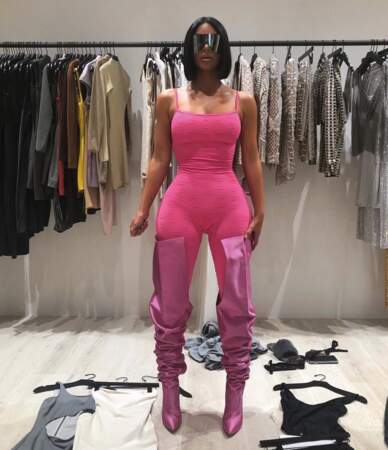 On hésite entre "sexy" et "chelou" pour qualifier la tenue rose bonbon de Kim Kardashian. 