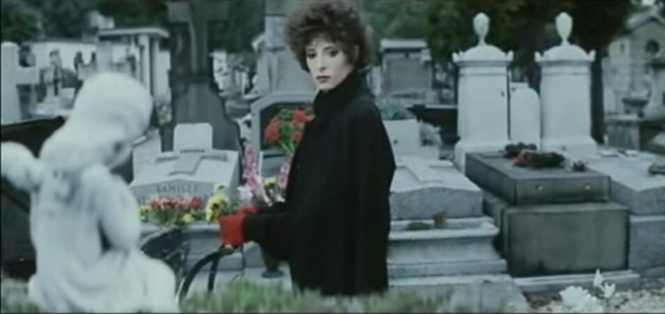 Au cimetière en 1985 dans le clip de Plus Grandir