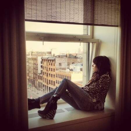 Carly Rae Japsen profitant d'une vue sur Montréal avant un concert (On notera les chaussures...)