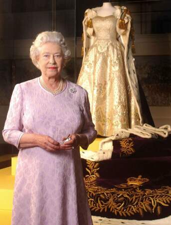 Elle ouvre même ses archives personnelles au public pour dévoiler sa robe de couronnement