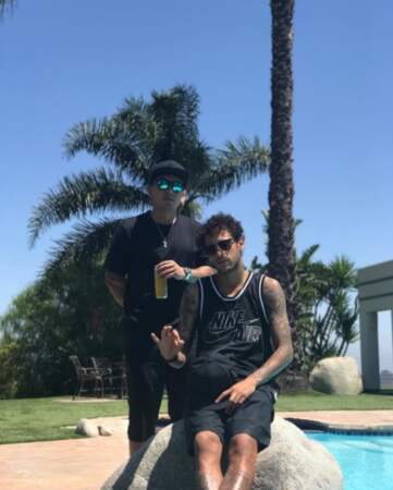 Neymar flâne sous le soleil avec un ami