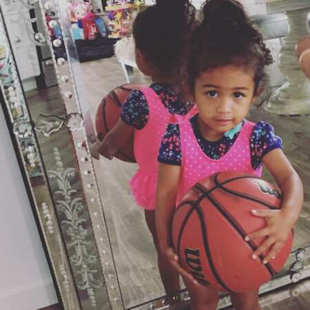 Royalty, la fille de Chris Brown, est prête pour te mettre la raclée au basket. 