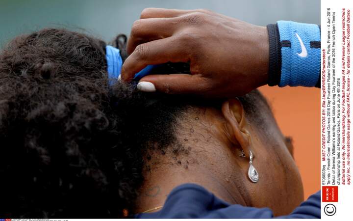 Serena Williams affiche un cœur très discret à la base de son cou