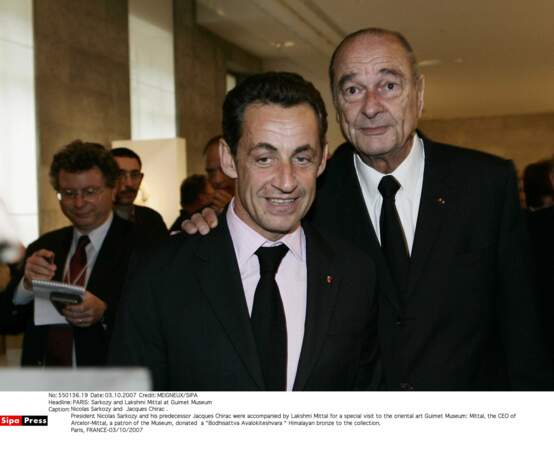 2007 : Nicolas Sarkozy est élu Président face à Ségolène Royal. Chirac joue le jeu, mais n'oublie pas