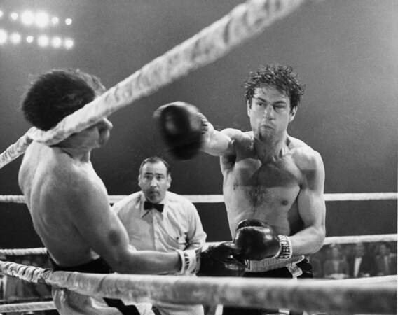 Dans Raging Bull (1980), Robert de Niro enfile les gants de boxe de Jake LaMotta alias "le taureau du Bronx"