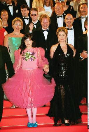 L’artiste islandaise Björk est connue pour ses tenues extravagantes : allez hop, du rose et du volume ! (2000)