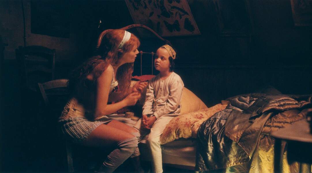 Dans La Môme (2007), elle incarne Titine, la prostituée qui recueille la petit Edith Piaf