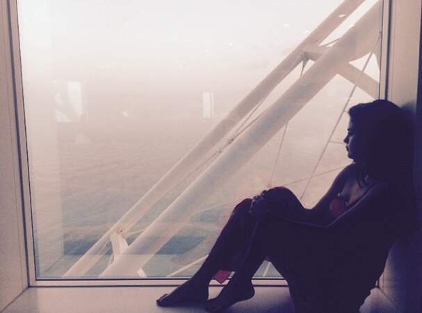 Selena Gomez en pleine méditation lors de son séjour à Dubaï  