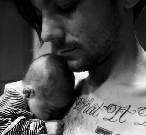 Trop chou : Louis Tomlinson des One Direction a présenté son fils, Freddie, sur les réseaux sociaux. 