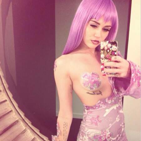 Miley Cyrus déguisée en Nicky Minaj, un sein à l'air...