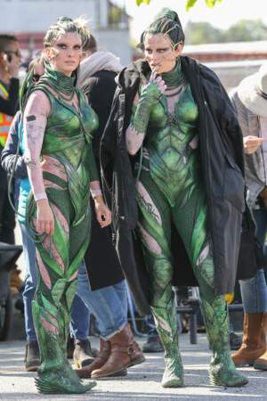 Elizabeth Banks et son double dans Power Rangers le film. Troublant... bon OK le costume aide aussi 