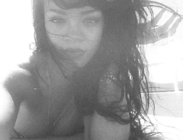 Rihanna sexy en version black&white...Vous aimez ?