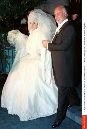 Ce jour de 1994, Céline Dion portait une sacrée robe de mariée : 6m de traîne tenue par ses huit soeurs...