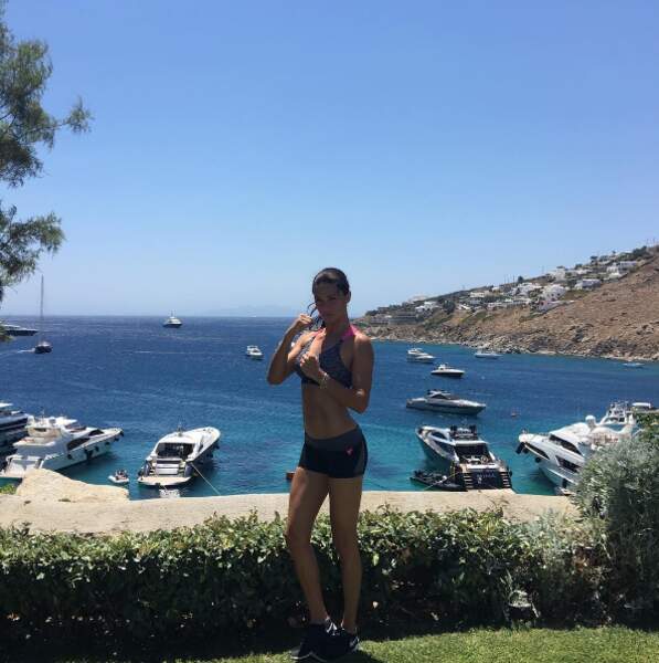 Comment culpabiliser ? En regardant Adriana Lima transpirer même pendant ses vacances à Mykonos. 