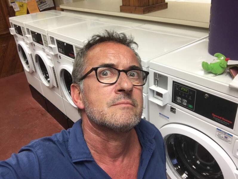 Ouh la jolie photo de Christophe Dechavanne devant des machines à laver...