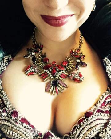 Quel beau... collier, Lana. Non vraiment, charmant (en costume de reine pour One Upon a Time).