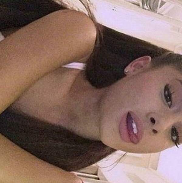 Ariana Grande a joué avec sa langue. 