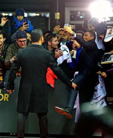 Pendant ce temps, Cristiano Ronaldo fait des selfies avec ses fans. Classe !