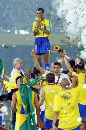 2002 - Cafu soulève la cinquième Coupe du monde de l'histoire du Brésil (victoire face à l'Allemagne 2-0)