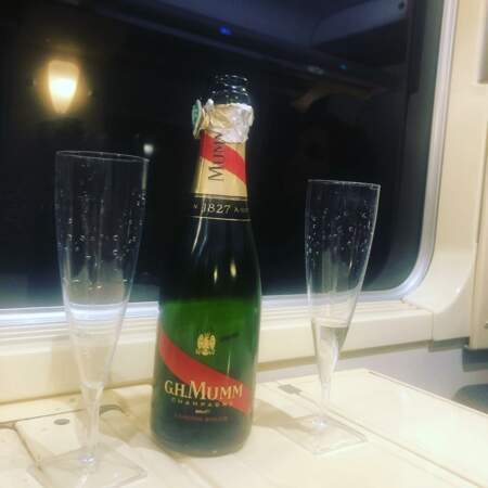 Même coincé dans un train, Stephane Henon (Plus belle la vie) n'oublie pas que c'est la Saint-Valentin…