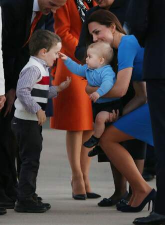 Rencontre du troisième type = le Royal Baby touche un enfant du peuple