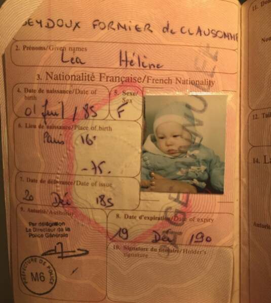 Elle poste aussi des photos d'elle enfant, ici probablement sur l'un de ses vieux passeports 