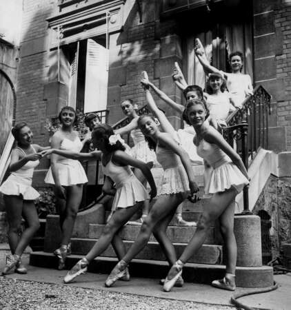 En 1949, passionnée de danse classique, Brigitte (au premier rang, en bas à droite) entre au conservatoire de Paris