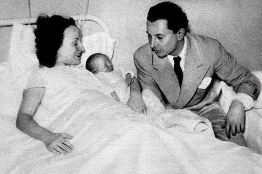 Claude Brasseur, bébé, entre ses parents, Odette Joyeux et Pierre Brasseur.