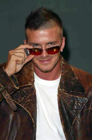 2002 : Veste en cuir et lunettes teintées, David se la joue rock star (inspiré par Bono)