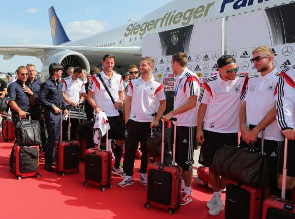 Les joueurs allemands à leur sortie de l'avion