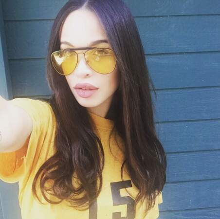 Selfie lunettes de soleil assorties à la couleur du t-shirt 