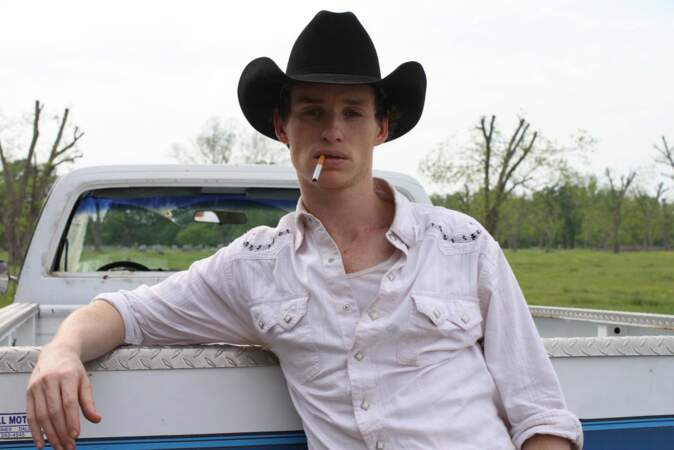 Clope au bec et chapeau de cowboy dans Hick (2012)